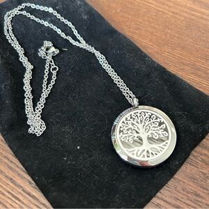NWOT Aromatherapy Essential Oil Diffuser Necklace